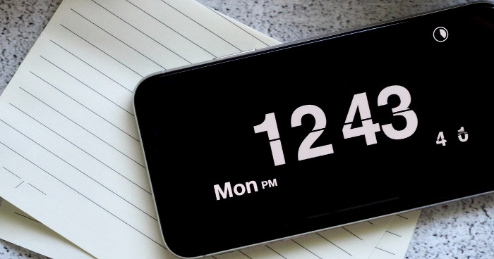 Uhrzeit und Datum am iPhone-Display