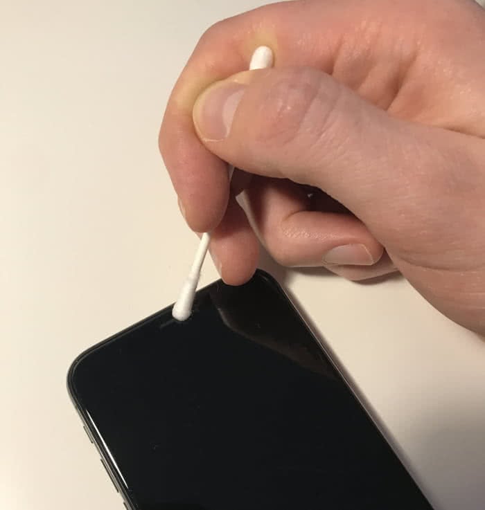 iPhone Ohrlautsprecher reinigen mit Wattestäbchen