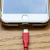 iPhone mit Lightning-Kabel Logo