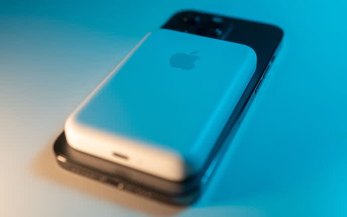 iPhone mit externer MagSafe Batterie
